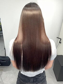 アイジュ(AYLLU)の写真/傷みを最小限に抑える施術に定評。縮毛矯正とは気づかれないほど柔らかでナチュラルな質感へー。