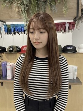 チオ(Chio) 艶髪ストレートとシースルーバングで作る愛されロング
