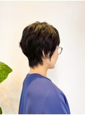 暗めカラー軽やか束感ショート