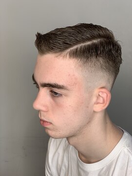 リバレッジ 広尾(Leverage) メンズバーバー理容室フェードサイドパートショート