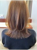 くびれ外ハネセミロングスタイル
