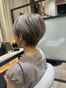 リュドール 名駅(Rue D'or) 少しだけ襟足長めなショートスタイル