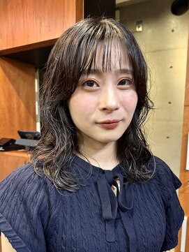 ナループロアポンテ(Nalu pu loa PONTE) ミディアムレイヤーパーマゆるめパーマくびれレイヤー