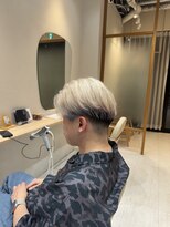 イズ(is)&nbsp;センターパート×ホワイトブロンド