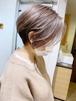 アヴァロン(AVALON)&nbsp;大人ショートボブ、白髪ぼかしハイライト、丸みくびれ【BISA】