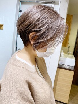 アヴァロン(AVALON) 大人ショートボブ、白髪ぼかしハイライト、丸みくびれ【BISA】