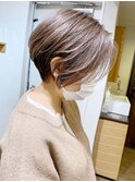 大人ショートボブ、白髪ぼかしハイライト、丸みくびれ【BISA】