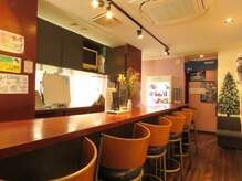 サム S+D HAIR COMMUNITY SAMの雰囲気（温かみのある落ち着いた空間の待ちあい）