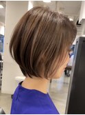 大人ショートボブ白髪ぼかしハイライト顔周りレイヤー丸みボブ
