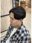メンズ毛流れセンターパートフェザーパーマツーブロック刈り上げ