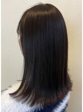 髪の体力を残す。ベテランが見極める「髪に優しい薬剤選定」で、繰り返しても柔らかい髪へ