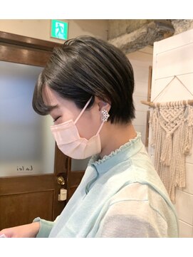 ラレイ(Lalei) *ブリーチカラー ダークグレー×丸みショート 辻幸奈