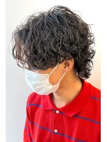 ササ ウメダ(33 UMEDA)&nbsp;センターパートウルフツーブロック波巻きスパイラルパーマ