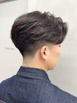 テーパーフェードで都会的センターパートに