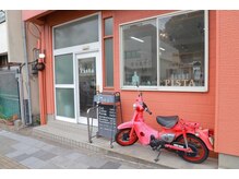 ピスタ(Pista)の雰囲気（オーナー愛車の赤いカブことラデッシュ号がお店の目印です♪）