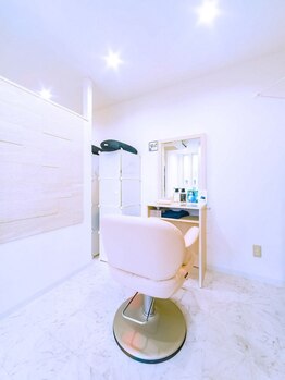 ヘアバイフォーク 余市店(Hair by VORK)の写真/家族で通えるアットホームな空間と、こだわり抜いたシャンプーブースで日常を忘れるリラックスタイムを！