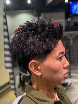 フジヤマ バーバー ショップ(FUJIYAMA BARBER SHOP) テーパーフェード／スパイキーショート