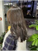 赤みを抑えたオリーブベージュカラー