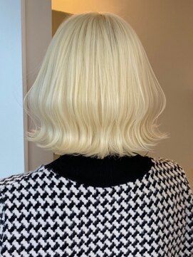 ベレーザシェルト(Beleza scelto) 11094艶髪ホワイトブロンド切りっぱなし外ハネマロンベージュ