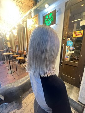 エマ(emma) 切りっぱなしボブのホワイトカラー！