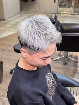 ミオ ベガ(Mio'' VEGA) ブリーチ2回でつくるホワイトカラー×メンズショート