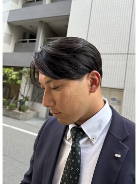 ティエナビューティー(TIENA BEAUTY) ビジネスマン/黒髪/センターパート/刈り上げ/メンズ