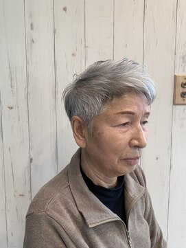 ウミマチ(umi machi) umi machi グレイヘアの映えるシャートヘア　2021/12/20