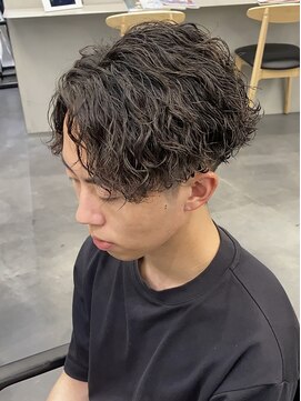 フィフス 渋谷(fifth) センターパート波巻きスパイラルパーマツイストスパイラルパーマ