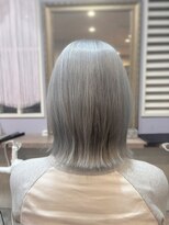 アリュー(allu) ホワイトシルバーカラー