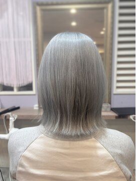 アリュー(allu) ホワイトシルバーカラー