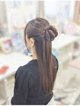 ヘアーメイク ティアラ(Hair make Tiara) ストレートハーフアップ