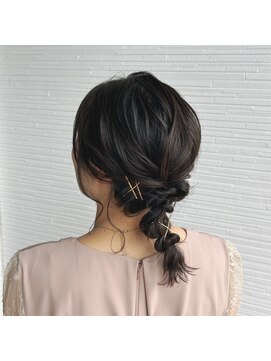 アパートメントヘアー 三つ編みゆるアレンジ20代30代ハーフアップ大人ヘアセット