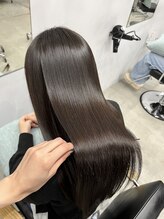 【UPTOGLOSS髪質改善トリートメント】水素の力を使い、髪内部の水分量をあげ潤いと艶感を実現します。