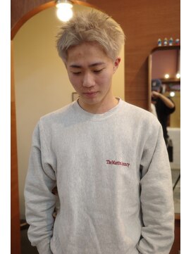 エディ(Edy) スパイキーショート刈り上げ抜きっぱなしブロンド眉毛カット