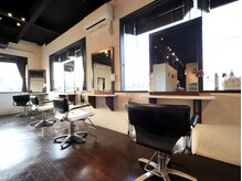 ゴッドヘアーメイク 前橋西片貝店(GOD Hair&Make)の雰囲気（■広々明るい店内）