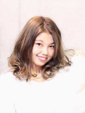 ヘアサロン シロップ(Hair Salon Syrup) 『ゆるやかウェーブのセミロング』x『アッシュベージュ』