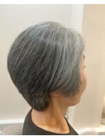 カナエルドットヘア(kanaeru.hair) グレーヘア白髪を生かしたひし形ショートレイヤーボブ