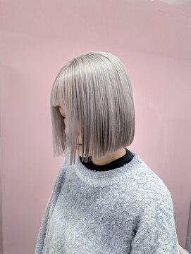 ビンナ(BINNA) ホワイトシルバー×切りっぱなしボブ