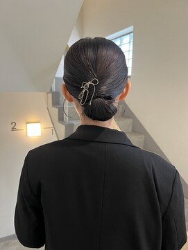 シキ(SIKI) 【yuu】肩につく長さでタイトシニヨン