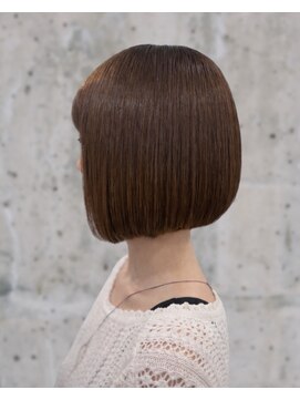 カットワークススリックバイフェローズ(CUT WORKS SLICK by fellows) 首元すっきり丸みシルエットの艶ボブ
