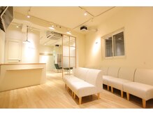 ヘアサロン パダン 下高井戸(hair salon padan)の雰囲気（広々、居心地の良いウェイティングスペース。）