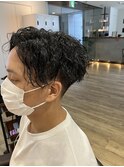 刈り上げセンターパートサーフカールブルーブラッフェザーパーマ