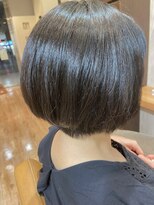 ヴィサージュクルー(VISAGE crew)&nbsp;襟足のタイトさと丸みのあるショートデザイン！