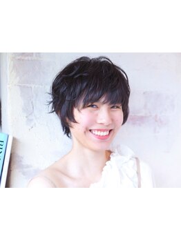 大人女性の魅力を最大限に引き出すカラー提案が◎髪に優しいカラー剤を使用し、艶やかな美発色カラーを実現