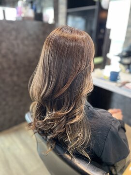 ヘアデザイナーズサロン 三嶋 白髪ぼかし×イヤリング=春透明感