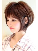 頭のシルエットを綺麗に見せるショートボブ・耳にかけてもＯＫ