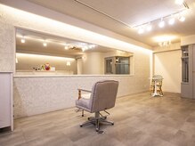 リリ(lili)の雰囲気（パリのアパルトマンをイメージした店内はカフェサービスも。）