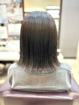 トレセッテ(tre sette)&nbsp;暗髪グレージュカラー/外ハネミディアムスタイル