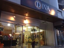 ヘアーステージ ディーバ(Hair Stage DIVA)の雰囲気（ガラス張りの入口&黒い看板が目印です!）