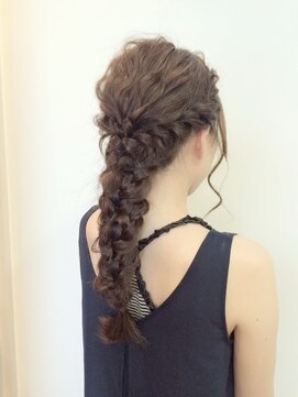 エムズ おしゃれ編み込みアレンジ L エムズキュラティフ E Mz Curatif のヘアカタログ ホットペッパービューティー
